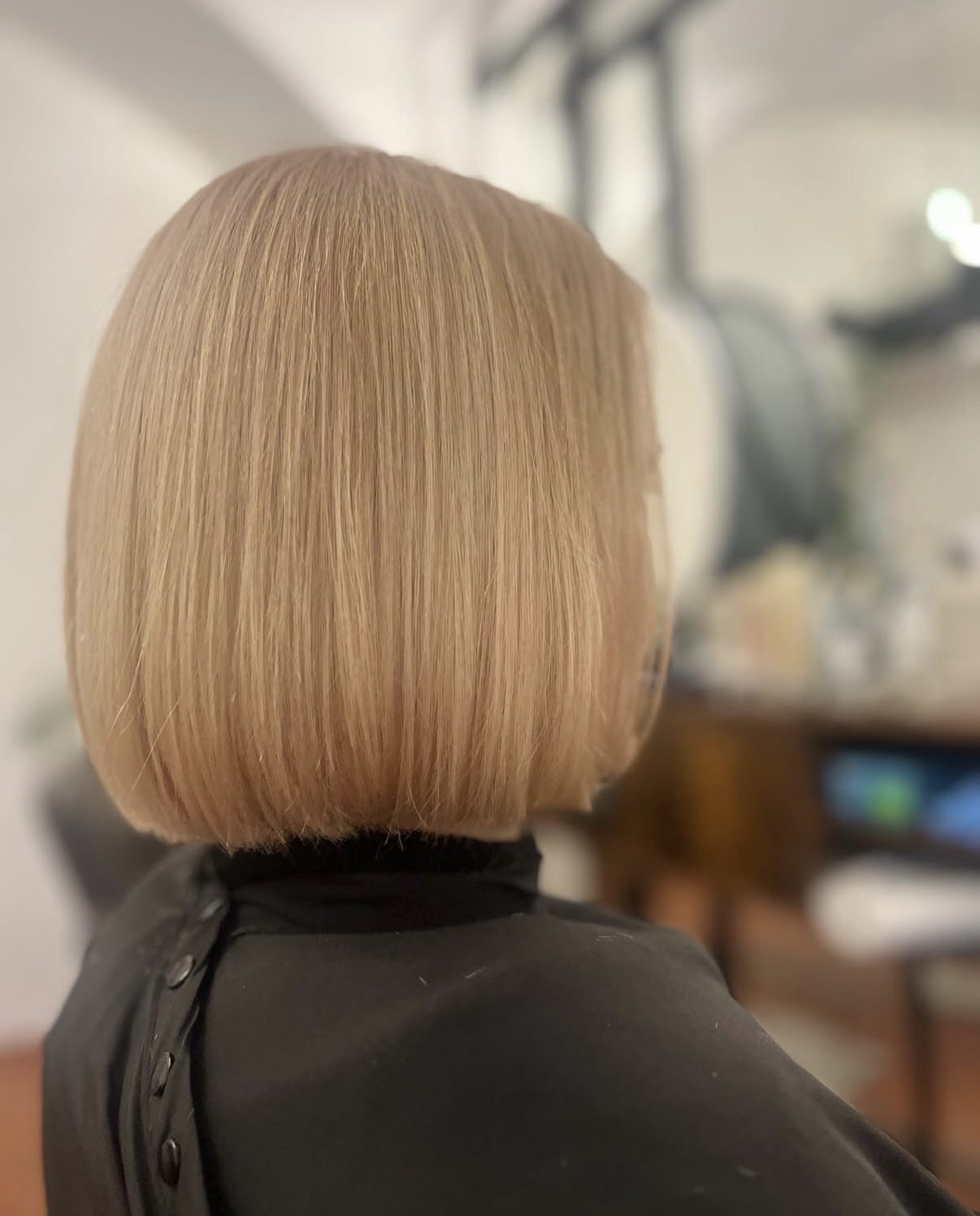 Ženski blunt bob, raven rez in gladek finiš.