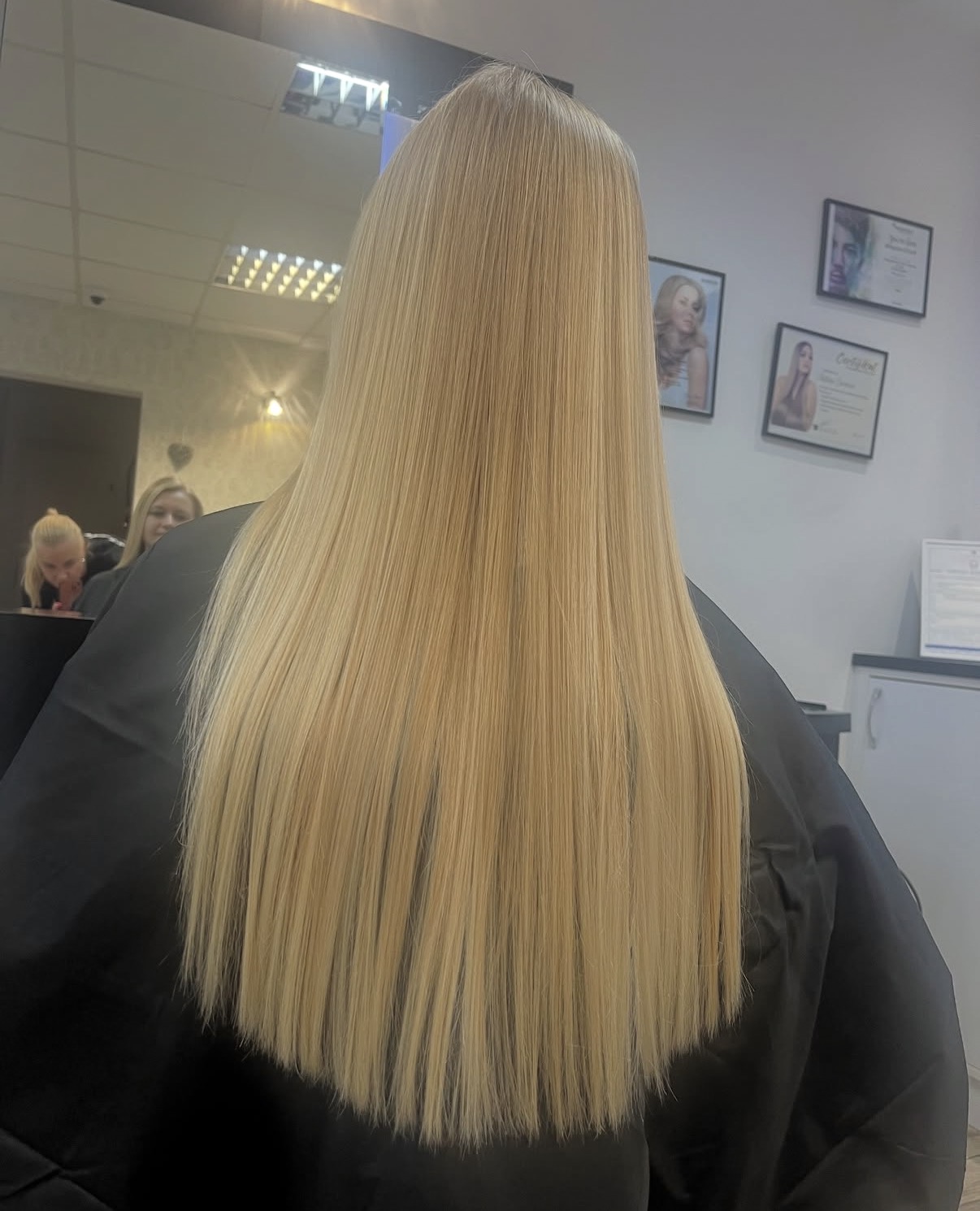 Dolgi blond lasje, zglajeni in sijoči.