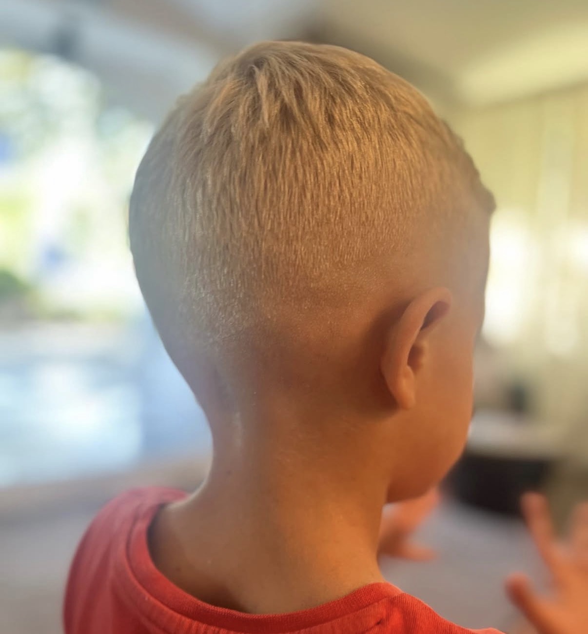 Otroška fade frizura z mehkim prehodom.