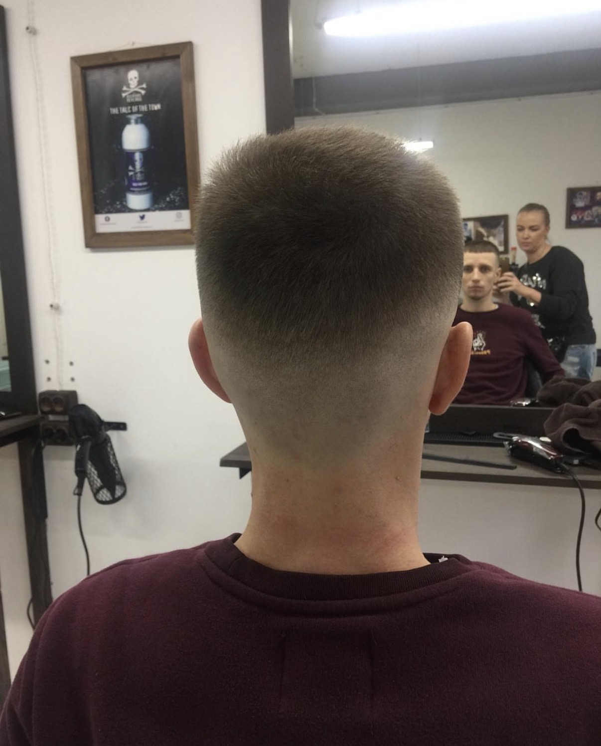 Moški fade s čistim zatiljem in linijami.